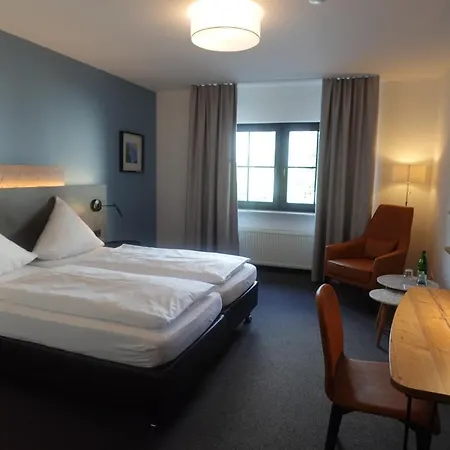 & Weinhaus Zum Schwarzen Baeren 3*