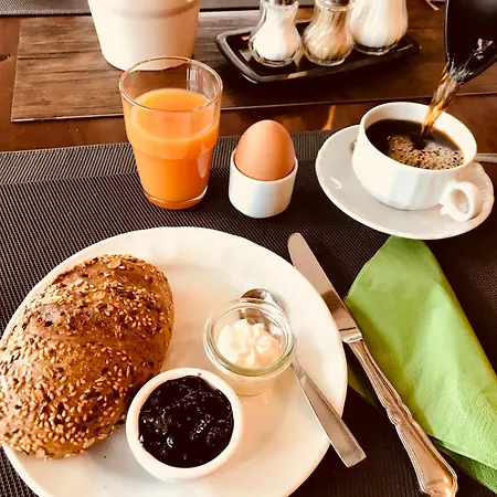 Hotel & Weinhaus Zum Schwarzen Baeren 3*