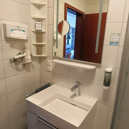 Hotel & Weinhaus Zum Schwarzen Baeren 3*