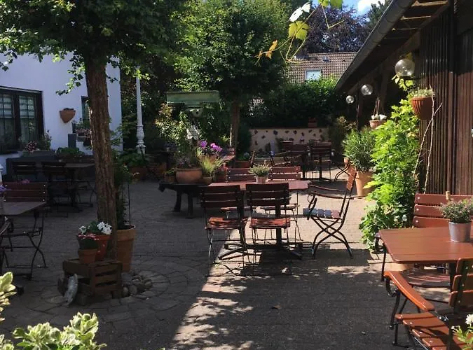 & Weinhaus Zum Schwarzen Baeren 3*