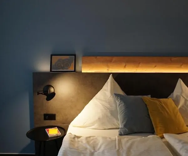 Hotel & Weinhaus Zum Schwarzen Baeren 3*